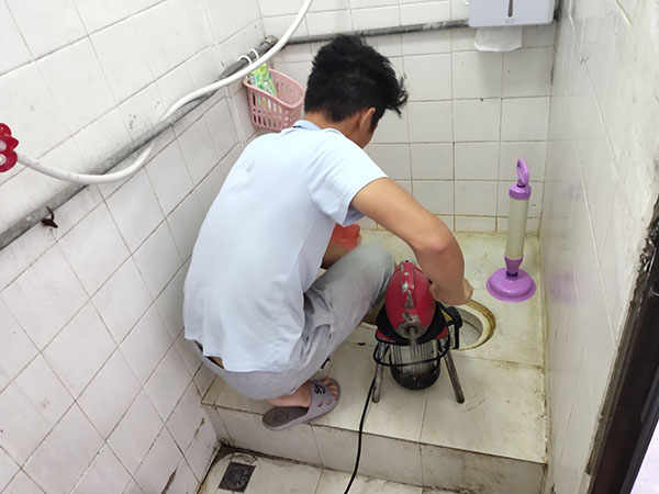 吕梁管道堵塞冒臭气 专业师傅现场解决问题